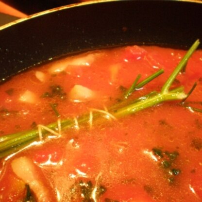 トマト系のスープに入れてみました。初挑戦！パセリの茎がこんな風に役立つなんて驚きです。